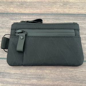 収納力とデザイン性を両立!ミニマリストが選ぶ「ALPAKA Zip Pouch PRO」をレビュー