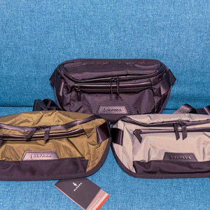 シンプルだけど大容量! 「ALPAKA BRAVO SLINGMINI V2」はビジネスから旅行まで幅広く使用できるショルダーバッグです