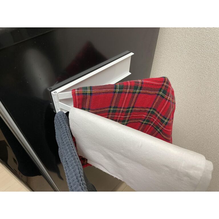 3枚とも触れ合わず清潔。我が家で使っている山崎実業の「マグネット布巾ハンガー」を紹介します