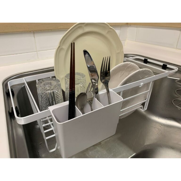 もうコレなしでは食器を洗えない・・、と思わせるほど便利な山崎実業の水切りがこちら。
